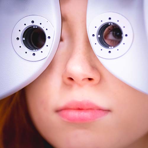 Unsere Augen sind ein sehr wichtiges Sinnesorgan und wir sollten uns regelmässig um ihre Gesundheit kümmern. Wir legen grossen Wert auf eine gute Zusammenarbeit zwischen Optikern und Augenärzten, um eine optimale Versorgung unserer Kunden zu gewährleisten. Wenn wir bei einem Sehtest feststellen, dass ein Kunde Anzeichen für eine Augenkrankheit aufweist, überweisen wir ihn gerne an einen Augenarzt. Denn eine frühzeitige Erkennung von Augenkrankheiten und eine darauf abgestimmte Therapie können dazu beitragen, das Fortschreiten der Erkrankung zu verlangsamen oder sogar zu stoppen.Auch wenn Sie bereits bei einem Augenarzt in Behandlung sind, sind wir als Augenoptiker gerne für Sie da. Wir helfen Ihnen, die passenden Gläser oder Sehhilfen auszuwählen, um Ihr Sehvermögen bestmöglich zu unterstützen. Unsere Fachkräfte beraten Sie gerne zur Wahl der richtigen Gläser oder Sehhilfen, um Ihre Augen bestmöglich zu unterstützen.Bei uns finden Sie nicht nur eine grosse Auswahl an hochwertigen Brillen und Kontaktlinsen, sondern auch eine umfassende Beratung und individuelle Betreuung. Wir nehmen uns Zeit für unsere Kunden und gehen auf ihre individuellen Bedürfnisse und Wünsche ein. Besuchen Sie uns gerne und lassen Sie uns gemeinsam für Ihre Augen sorgen!<br><br>#Augengesundheit #Augenoptiker #Augenärzte #Sehvermögen #Sehtest #Sehhilfen #Gesundheit #KohlerOptikAgOensingen #Oensingen