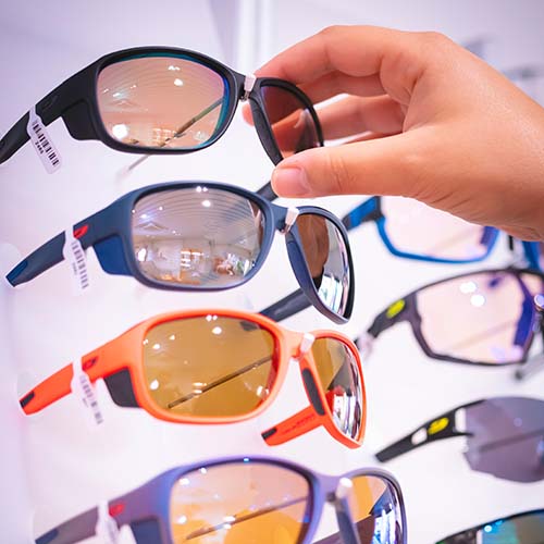 Bei uns stehen Sie als sportbegeisterte Kundin oder Kunde im Fokus! Wir haben uns auf die Beratung und den Verkauf von Sportbrillen spezialisiert und bieten eine breite Auswahl an funktionellen und hochwertigen Sportbrillen an, um Ihre Bedürfnisse optimal zu erfüllen und das richtige Produkt für Sie zu finden.Eine Sportbrille sollte nicht nur gut sitzen und stabil sein, sondern auch über speziell gerundete Brillengläser verfügen, um optimales Sehen zu gewährleisten. Deshalb beziehen wir technisch aufwändige Brillengläser unter anderem von Reize aus Trimbach.Besuchen Sie uns gerne in unserem Geschäft und lassen Sie sich von unserem erfahrenen Team beraten. Wir helfen Ihnen dabei, die perfekte Sportbrille zu finden, die nicht nur Ihren Bedürfnissen entspricht, sondern auch perfekt zu Ihrem individuellen Stil und Geschmack passt.<br><br>#Sportbrillen #Sportbegeistert #OptimalesSehen #Beratung #Verkauf #Qualität #Langlebigkeit #Oensingen #kohleroptikoensingen #Kundenfokus #Sehhilfe #Augenschutz #julbo #reize