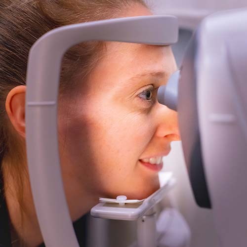 Unsere Sehkraft ist ein wertvolles Gut, das es zu schützen gilt. Aus diesem Grund ist es wichtig, regelmässige Sehtests durchzuführen. Bei jedem unserer Sehtests messen wir nicht nur Ihre Sehkraft, sondern auch den Augeninnendruck. Dies ist besonders wichtig, da ein zu hoher Augeninnendruck zu Schäden am Sehnerv führen kann. Durch eine regelmässige Überwachung der Werte können wir frühzeitig eingreifen und gegebenenfalls geeignete Massnahmen ergreifen, um Schäden zu vermeiden.Sollten die Werte kritisch sein, überweisen wir Sie gerne an einen Augenarzt. Unsere geschulten Fachkräfte stehen Ihnen auch gerne zur Verfügung, um Sie bei der Vorbeugung und Behandlung von Augenerkrankungen zu beraten. Denn unsere Augen verdienen die bestmögliche Pflege und Aufmerksamkeit. <br><br>#Sehtest #Augengesundheit #Vorsorge #Augenpflege #KohlerOptikAgOensingen #Oensingen #Augeninnendruck