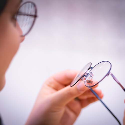 Die Kohler Optik AG Oensingen ist ein Familienbetrieb in Oensingen, der sich auf den Verkauf von Brillen, Kontaktlinsen, Sportbrillen und Sonnenbrillen spezialisiert hat. Der Schwerpunkt liegt auf erstklassigem Service und individueller Beratung. Unser erfahrenes Team von Optikern sorgt dafür, dass die Wahl der Fassung und der Brillengläser perfekt auf Ihre Bedürfnisse abgestimmt ist. Unser Angebot umfasst eine Vielzahl an Möglichkeiten, von preiswerten Komplettangeboten bis hin zu hochwertigen Premium-Optionen für Einstärkenbrillen, Nahcomfortbrillen, Gleitsichtbrillen und Sonnenbrillen. Wir haben spezielle Expertise in den Bereichen Kinderbrillen, Sportbrillen und Kontaktlinsen mit speziellen Anforderungen. Weiter legen wir großen Wert auf regionale Produkte und beraten Sie gerne zu Techniken, mit denen die Verschlechterung Ihrer Sehwerte verlangsamt werden können — denn die Gesundheit Ihrer Augen liegt uns am Herzen.<br><br>#Kontaktlinsen #Sehleistung #Tragekomfort #Qualität #IndividuelleAnpassung #ErfahrenesTeam #Augengesundheit #NeuesteMaterialien #IndividuelleBeratung #OptimaleAnpassung #Brillen #Kinderbrillen #Sportbrillen #Sonnenbrillen #Oensingen #KohlerOptikAgOensingen #Kundenfokus #Sehhilfe #Augenschutz #Sehstärkenbestimmung #Augendruckmessung #Service #Brillenreinigung #Brillenanpassung #Brillenatelier #individuellerStil #Motorfahrzeugkontrolle #Sehtest #Brillenzubehör #Qualität #LanglebigkeitBesuchen Sie uns im Zentrum von Oensingen und lassen Sie uns gemeinsam das perfekte Angebot für Sie finden.