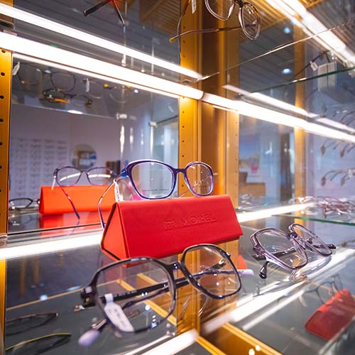 Entdecken Sie Ihre perfekte Brille bei uns! Unser Fachpersonal berät Sie gerne und präsentiert Ihnen eine grosse Auswahl an Marken, Materialien, Formen, Farben und Designs.<br><br>#kohleroptikoensingen #Brillen #Sportbrillen #Augengesundheit #Oensingen #IndividuelleBeratung #BreiteAuswahl #ExzellenterService #Kinderbrillen #zertifizierteFachleute #umfassendeBeratung #optimalLösung #komfort