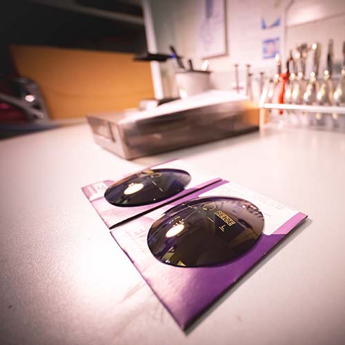 Wir bei der Kohler Optik AG Oensingen legen besonderen Wert auf Qualität und lokale Zusammenarbeit. Deshalb arbeiten wir eng mit dem Schweizer Glässerhersteller Reize aus Trimbach und der Firma Optidea aus Oberbuchsiten zusammen, um Ihnen hochwertige Gläser und LowVision Hilfsmittel zu bieten, die speziell auf Ihre individuellen Sehbedürfnisse abgestimmt sind. Besuchen Sie uns vor Ort und lassen Sie sich von unseren Experten beraten, wie Sie das Beste aus Ihrer Brille herausholen können. <br><br>#Qualität #LokaleZusammenarbeit #SchweizerHersteller #Reize #IndividuelleSehbedürfnisse #Präzisionsgläser #Expertenberatung #Korrektionsbrille #Sehkraft #KohlerOptikAgOensingen #Oensingen