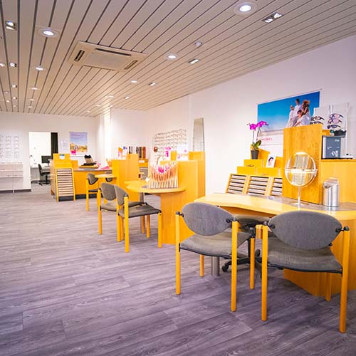 Willkommen in unserem gemütlichen Ladenlokal in Oensingen. Wir freuen uns, Sie bei uns begrüssen und beraten zu dürfen. Wir bedienen Sie in entspannter Atmosphäre, während Sie in aller Ruhe einen Kaffee geniessen können. Bei uns nehmen wir uns die Zeit, um Ihnen eine individuelle Beratung zu bieten. Von günstigen Komplettangeboten bis hin zu hochwertigen Premium-Brillengläsern und Fassungen, unser erfahrenes Team steht Ihnen gerne zur Verfügung, um Ihnen bei der Auswahl des perfekten Produkts zu helfen.Besuchen Sie uns in unserem Laden im Zentrum von Oensingen. Wir freuen uns auf Ihren Besuch!<br><br>#Kontaktlinsen #Sehleistung #Tragekomfort #Qualität #IndividuelleAnpassung #ErfahrenesTeam #Augengesundheit #NeuesteMaterialien #IndividuelleBeratung #OptimaleAnpassung #Brillen #Kinderbrillen #Sportbrillen #Sonnenbrillen #Oensingen #KohlerOptikAgOensingen #Kundenfokus #Sehhilfe #Augenschutz #Sehstärkenbestimmung #Augendruckmessung #Service #Brillenreinigung #Brillenanpassung #Brillenatelier #individuellerStil #Motorfahrzeugkontrolle #Sehtest #Brillenzubehör #Qualität #Langlebigkeit