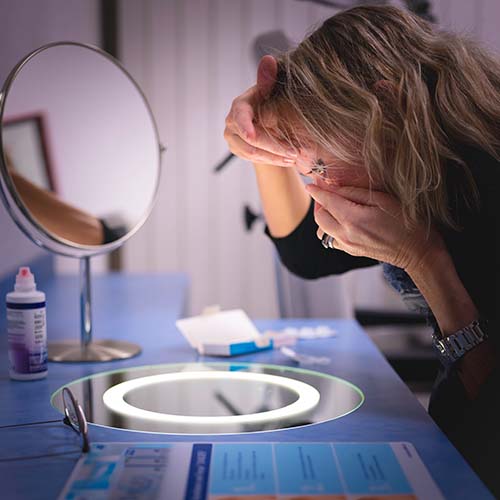 Bei uns finden Sie eine grosse Auswahl an Kontaktlinsen für beste Sehleistung und optimalen Tragekomfort. Wir bieten sphärische, torische, multifokale und formstabile Linsen, sowie kosmetische Linsen und individuell angepasste Pflegeprodukte.Unser erfahrenes Team passt die Kontaktlinsen sorgfältig an Ihre individuellen Bedürfnisse an und berät Sie gerne zu den verschiedenen Optionen. Wir verwenden neueste Materialien und garantieren Ihnen dadurch beste Qualität.Und keine Sorge, auch wenn Sie noch keine Erfahrung mit Kontaktlinsen haben, stehen wir Ihnen gerne zur Seite und erklären Ihnen alles, was Sie wissen müssen. Vereinbaren Sie einfach einen Termin für eine Kontaktlinsenanpassung und wir finden gemeinsam die perfekte Lösung für Sie.Übrigens: Wenn Sie bereits Kontaktlinsen tragen, sollten Sie regelmässige Kontrolltermine wahrnehmen, um Ihre Augen gesund zu halten. Auch hier stehen wir Ihnen gerne zur Verfügung.Besuchen Sie uns und entdecken Sie die Welt der Kontaktlinsen!<br><br>kontaktlinsen  #sehleistung  #tragekomfort  #Qualität  #individuelleanpassung  #erfahrenesteam  #augengesundheit  #neuestematerialien  #individuelleberatung  #optimaleanpassung  #oensingen  #kohleroptikoensingen