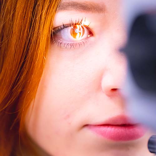 Trockene Augen können sehr unangenehm sein und die Lebensqualität beeinträchtigen. Die Ursachen für trockene Augen können vielfältig sein, wie z.B. zu wenig Tränenflüssigkeit oder ein gestörter Tränenfilm. Doch keine Sorge, wir bei der Kohler Optik AG Oensingen können Ihnen passende Behandlungsmöglichkeiten empfehlen, um Ihre Beschwerden zu lindern. Wir analysieren Ihren Tränenkanal und gehen individuell auf Ihre Bedürfnisse ein, beraten Sie umfassend über die verschiedenen Optionen und empfehlen Ihnen die passenden Augentropfen.Neben der Behandlung ist auch die Vorbeugung von trockenen Augen wichtig. Wir können Ihnen Tipps geben, wie Sie Ihre Augen im Alltag entlasten können, z.B. durch ausreichendes Trinken oder Bildschirmpausen während der Arbeit.Wir möchten, dass Sie sich rundum wohl und gut versorgt fühlen. Vereinbaren Sie noch heute einen Termin und lassen Sie sich von unseren Experten professionell beraten.<br><br>#trockeneAugen #Augengesundheit #Behandlung #Vorbeugung #Lebensqualität #individuelleBeratung #KohlerOptikAgOensingen #Oensingen