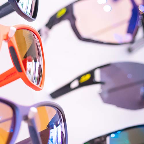 Schützen Sie Ihre Augen vor schädlicher UV-Strahlung mit unseren SonnenbrillenDie Sonne ist ein unverzichtbarer Bestandteil unseres Lebens, aber sie kann auch schädlich sein - besonders für unsere Augen. UV-Strahlen können zu Augenkrankheiten wie Katarakt oder Makuladegeneration führen.Bei uns finden Sie eine grosse Auswahl an Sonnenbrillen in verschiedenen Ausführungen - von modisch bis hin zu sportlich. Wir bieten Ihnen auch massgeschneiderte Beratung, um sicherzustellen, dass Sie die passende Sonnenbrille für Ihre Bedürfnisse - z.B. im Sport - und Ihren Stil finden. Schützen Sie Ihre Augen vor schädlicher UV-Strahlung und geniessen Sie die Sonne ohne Sorgen.<br><br>#uvschutz  #sonnenbrillen  #augengesundheit  #katarakte  #Makuladegeneration  #sommerzeit  #modisch  #sportlich  #massgeschneiderteberatung  #kohleroptikoensingen  #oensingen  #julbo